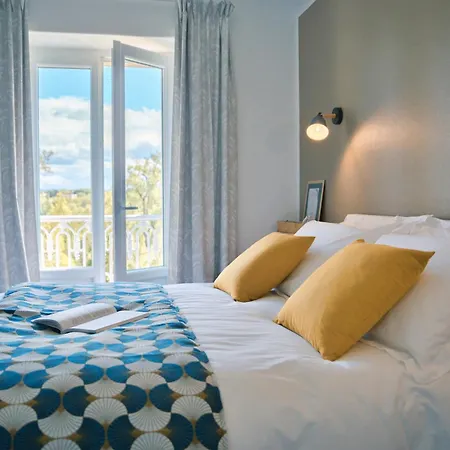 Le Chateau De La Seigne Bed & Breakfast Villemoustaussou